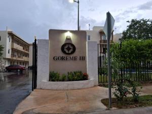 Departamento Ciudad MayaKoba 2 habitaciones في بلايا ديل كارمن: بوابة امام منزل عليها لافته