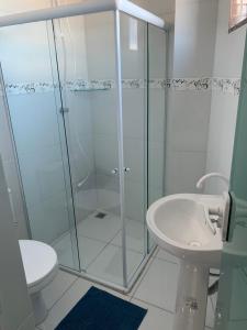een badkamer met een douche, een toilet en een wastafel bij Edf. Odilon Vieira dos Santos in Vitória da Conquista