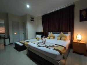 um quarto de hotel com duas camas e um candeeiro em DULLI TRANSIENT HOUSE em Lipa