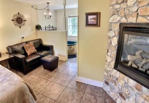 ein Wohnzimmer mit Sofa und Kamin in der Unterkunft Tuscany Dream Rock Cottage/#8 in Eureka Springs