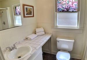 ein weißes Badezimmer mit Waschbecken und Toilette in der Unterkunft Tuscany Dream Rock Cottage/#8 in Eureka Springs