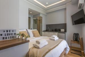 sypialnia z łóżkiem z ręcznikami w obiekcie Aethir Urban Stay by Raise w Atenach