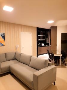 ein Wohnzimmer mit einem Sofa und einem Tisch in der Unterkunft Apto novo no centro in Pomerode