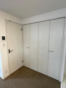 a room with white cabinets and a door at ROYAL YONEGAHAMA ｌ米が浜通 in Kusugaurachō