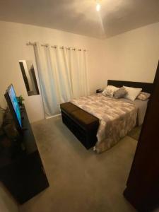 1 dormitorio con 1 cama y TV en Apartamento e109, en Guatemala