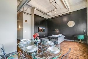 - un salon avec une table et des chaises en verre dans l'établissement Luxury Downtown Dallas Stay by Amyfinehouse, à Dallas