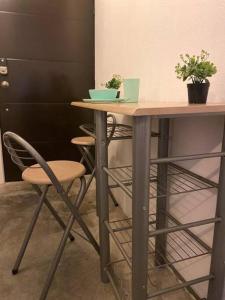 a table with two chairs and a table with a laptop at Apartamento e109 in Guatemala