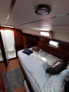 A bed or beds in a room at Liveaboard sailing tour in Harstad islands