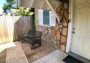 Αίθριο ή υπαίθριος χώρος στο Napa Rock Cottage/ #7 Oak Crest
