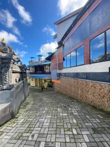 uma vista para um edifício e um passeio de tijolos em Pondok Kembangsari em Bantang