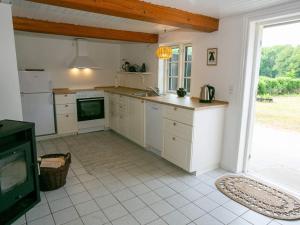 Kuchyň nebo kuchyňský kout v ubytování 4 person holiday home in Rudkøbing-By Traum