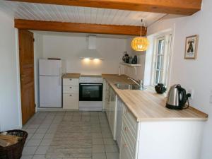 Kuchyň nebo kuchyňský kout v ubytování 4 person holiday home in Rudkøbing-By Traum