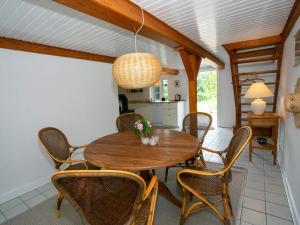 comedor con mesa de madera y sillas en Holiday home Rudkøbing XX, en Rudkøbing