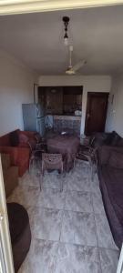 uma sala de estar com dois sofás e uma lareira em شاليه 1 ها اول علوى ٣غرف عائلات ترى البحر والبحيرة em El Alamein