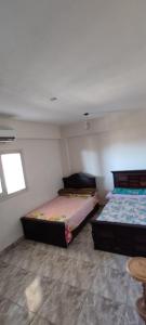 um quarto com duas camas num quarto em شاليه 1 ها اول علوى ٣غرف عائلات ترى البحر والبحيرة em El Alamein