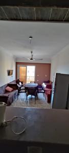 uma sala de estar com uma mesa e um sofá em شاليه 1 ها اول علوى ٣غرف عائلات ترى البحر والبحيرة em El Alamein