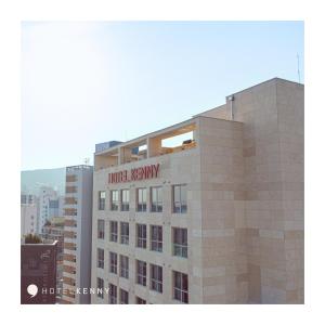 un cartel de hotel kryptonia en la parte superior de un edificio en Kenny Stay Busan Gijang en Busan