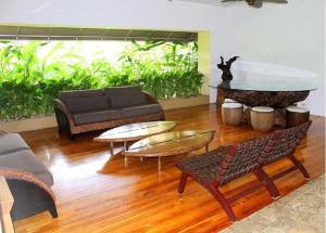 een woonkamer met een bank en een tafel bij Acqua Residences 5 Star in Jacó