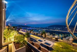 a restaurant with a view of the city at night at Căn Hộ View Biển Santorini, Vũng Tàu in Vung Tau