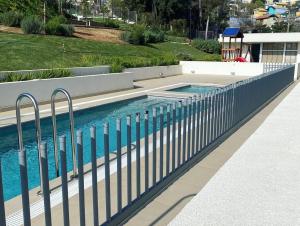 a swimming pool with a fence next to it at Departamento con piscina. in Viña del Mar