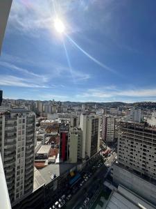 Nespecifikovaný výhled na destinaci Juiz de Fora nebo výhled na město při pohledu z apartmánu