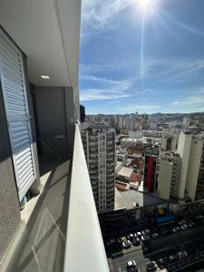 Nespecifikovaný výhled na destinaci Juiz de Fora nebo výhled na město při pohledu z apartmánu
