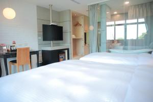 Postel nebo postele na pokoji v ubytování 823 Tourist Hotel