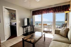 sala de estar con sofá y vistas al océano en Boardwalk 685 en Gulf Shores