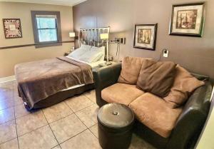 un soggiorno con divano e letto di D'vinery Rock Cottage/ #6 a Eureka Springs