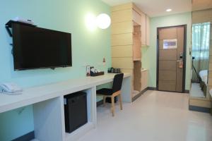 TV a/nebo společenská místnost v ubytování 823 Tourist Hotel