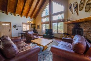 a living room with leather furniture and a fireplace at Strawberry Fields in Duck Creek Village