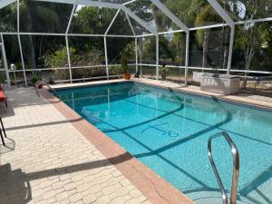 uma piscina num edifício com um edifício em Heated Pool Paradise, Gulf Access, Pet Friendly em Port Charlotte