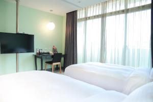 Postel nebo postele na pokoji v ubytování 823 Tourist Hotel