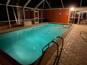 uma grande piscina à noite em Heated Pool Paradise, Gulf Access, Pet Friendly em Port Charlotte