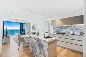 Jewel Beachfront Residences的厨房或小厨房