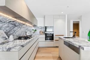 Jewel Beachfront Residences的厨房或小厨房