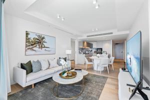 Jewel Beachfront Residences的电视和/或娱乐中心