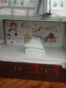 ハノイにあるHanoi High Five hostelの二段ベッド(壁にディズニーステッカー付)