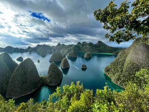 a view of a lake with rocks in the water at Tour raja Ampat paradise in Minyaifuin