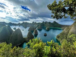 a view of a mountain lake with rocks in the water at Tour raja Ampat paradise in Minyaifuin