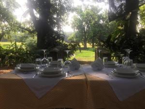 una mesa con platos y copas de vino. en Hacienda la Luna, 