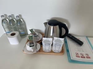 ein Tablett mit einer Kaffeekanne und Tassen auf einem Tisch in der Unterkunft SC Residences in Surat Thani