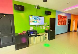 TV a/nebo společenská místnost v ubytování บ้านพักชะอำ Dream​ ​& Dear​ Fantasy​ Pool​ Villa​ Cha-am