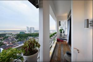 balcón con plantas y vistas a la ciudad en Lavish Retreat: Stylish & Scenic Penthouse, en Johor Bahru