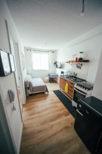 um quarto com uma cozinha com um fogão e um sofá em Apartamento confortável próximo ao Transamérica Expo em São Paulo