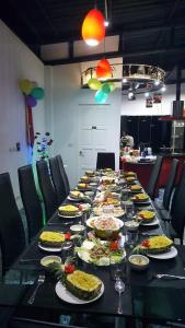 una mesa larga con platos de comida. en Chalong -Villa Nap Dau Crown - 8 Br Private Pool Villa - Phuket en Chalong 