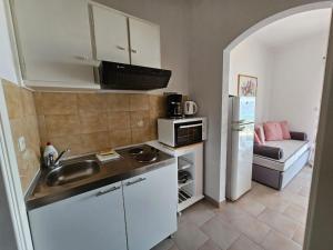 Kuchyň nebo kuchyňský kout v ubytování Standart Apartments 148 , Glyfada Beach