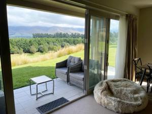 sala de estar con sofá y puerta de cristal grande en High Country Villa 238 - Terrace Downs Resort, en Windwhistle