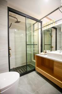 a bathroom with a toilet and a sink and a shower at 武陵山水客栈Wuling Shanshui Hotel in Zhangjiajie