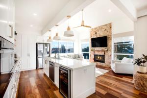 Gallery image of LegaSea Lodge - Pet Friendly Beachfront with Plunge Pool in Shellharbour